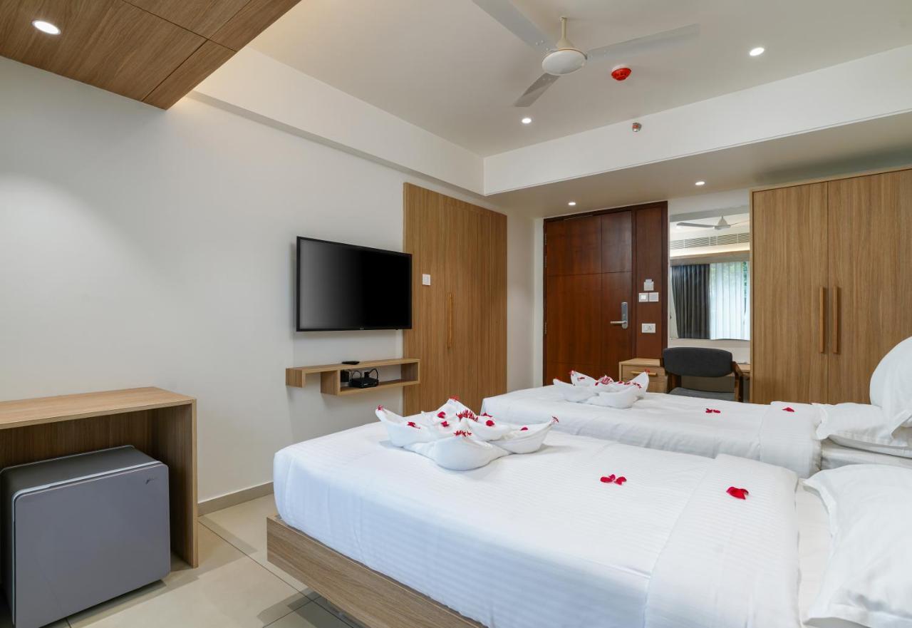 The Trios Hotel Kochi Exterior photo