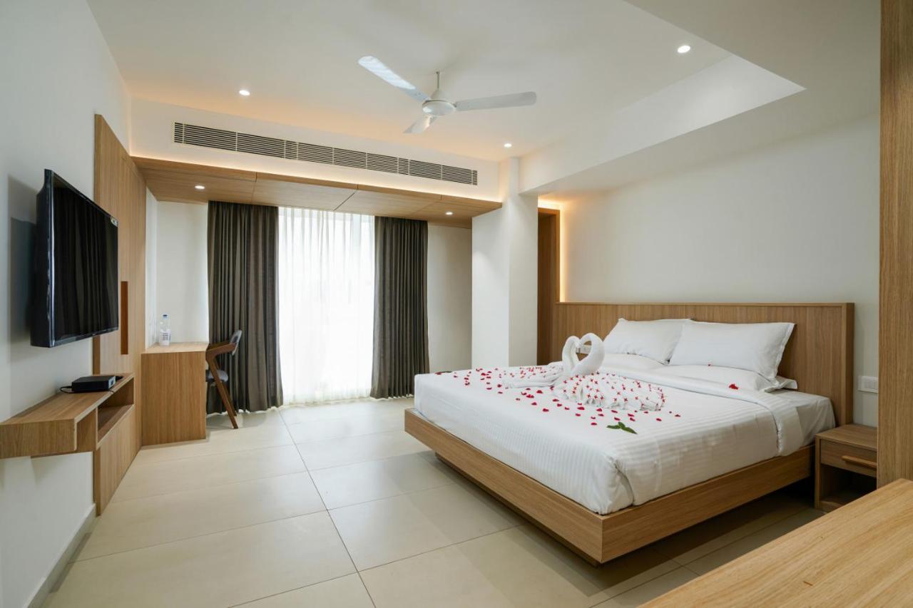 The Trios Hotel Kochi Exterior photo